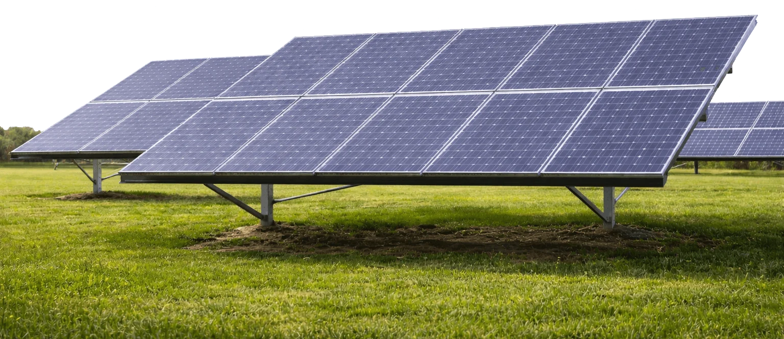 Painéis solares em um campo sob o céu azul.